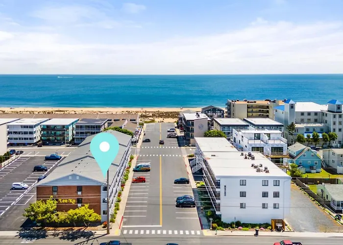 Renovated Oceanside 2br W Deck & Park Views *