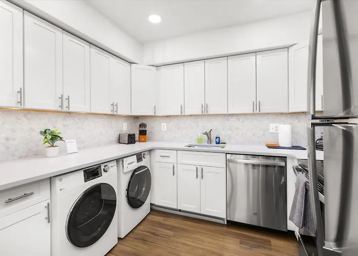 Renovated Oceanside 2br W Deck & Park Views Hébergement de vacances