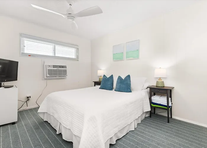 Renovated Oceanside 2br W Deck & Park Views
