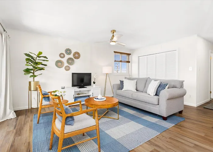 Renovated Oceanside 2br W Deck & Park Views Hébergement de vacances