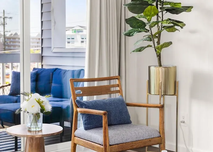 Renovated Oceanside 2br W Deck & Park Views Hébergement de vacances