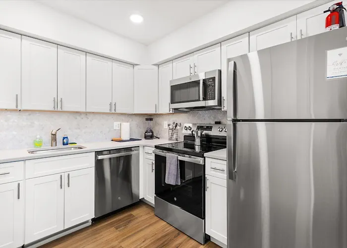 Renovated Oceanside 2br W Deck & Park Views *