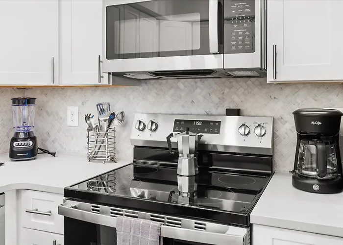 Renovated Oceanside 2br W Deck & Park Views Hébergement de vacances *