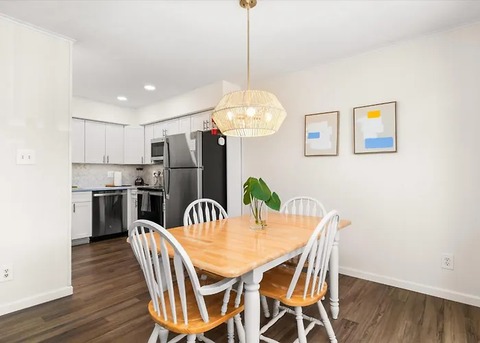 Hébergement de vacances Renovated Oceanside 2br W Deck & Park Views *