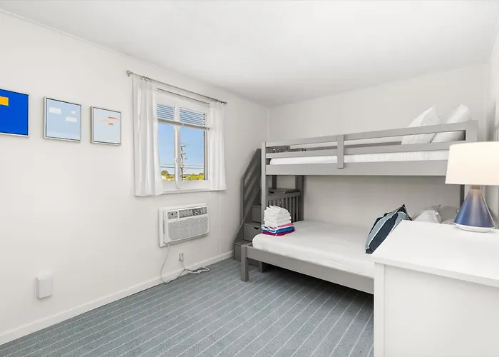 Renovated Oceanside 2br W Deck & Park Views Hébergement de vacances