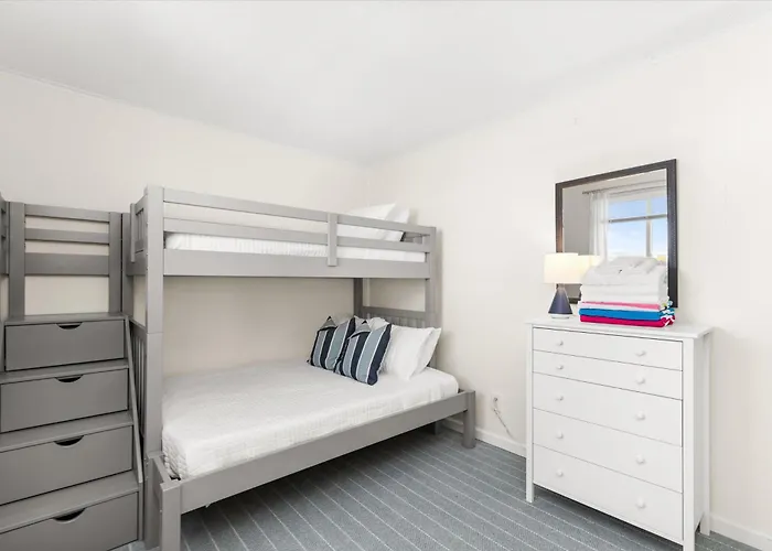 Renovated Oceanside 2br W Deck & Park Views *