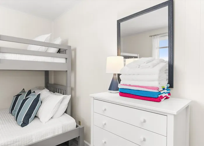 Renovated Oceanside 2br W Deck & Park Views *