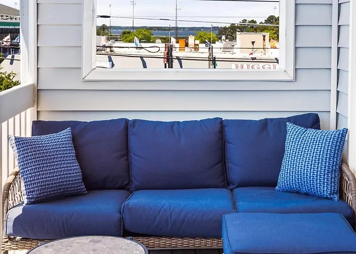 Renovated Oceanside 2br W Deck & Park Views *
