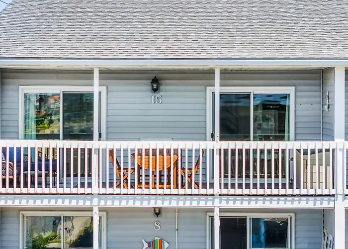 Renovated Oceanside 2br W Deck & Park Views *