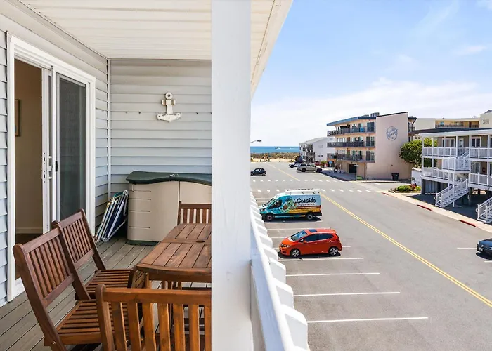 Renovated Oceanside 2br W Deck & Park Views Hébergement de vacances