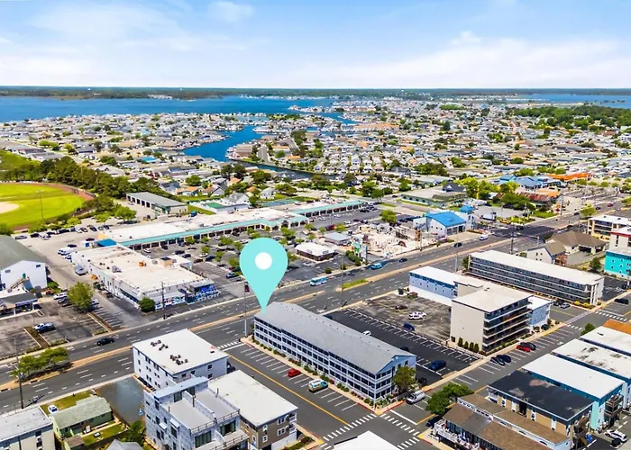 Renovated Oceanside 2br W Deck & Park Views