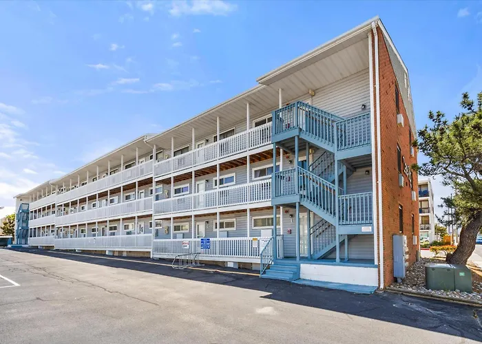 Renovated Oceanside 2br W Deck & Park Views
